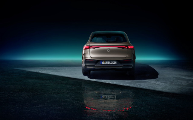 2022_eqe-suv_night-package_4
