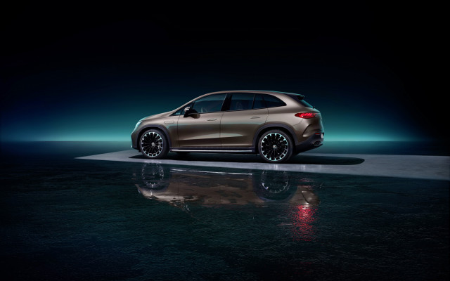 2022_eqe-suv_night-package_6
