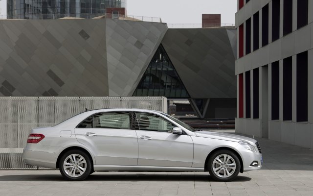 2010_E-Class_E300L_7