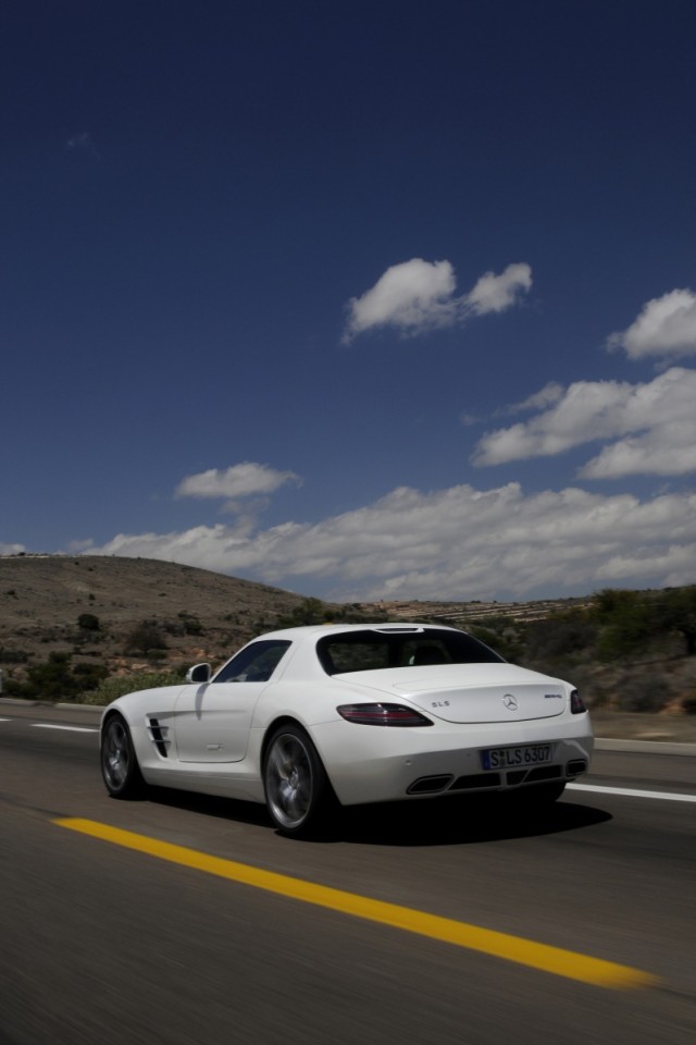 2010_SLS-AMG_iPhone_wall-04