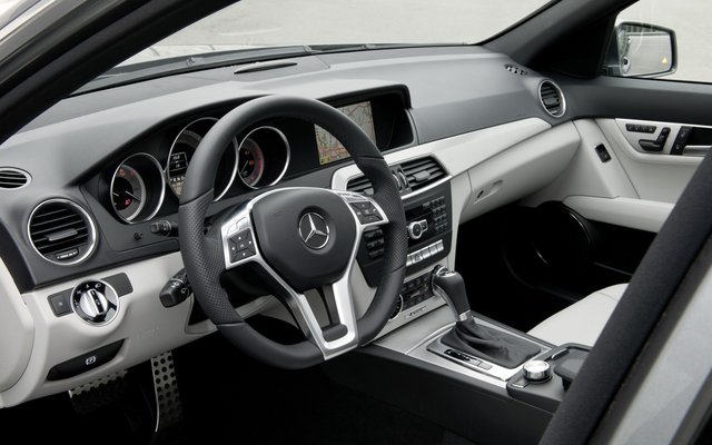 2010-S204-W204_C-Klasse_Interieur_03