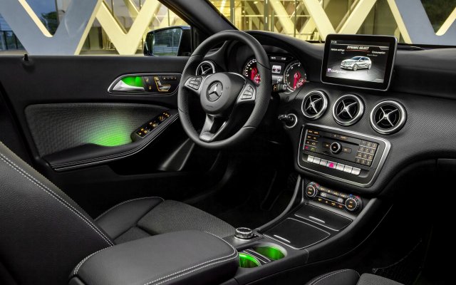 2015_A-Class_Facelift_5_Interieur